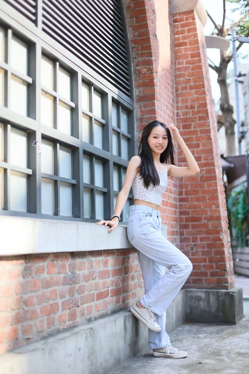 安身著碎花細肩帶上衣搭配淡色年仔褲。鄭孟晃攝