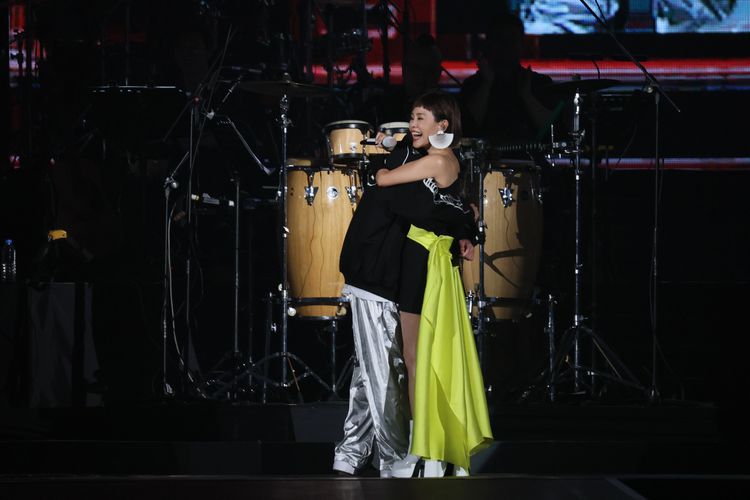 彭佳慧跟兒子在台上愛的抱抱。鄭孟晃攝