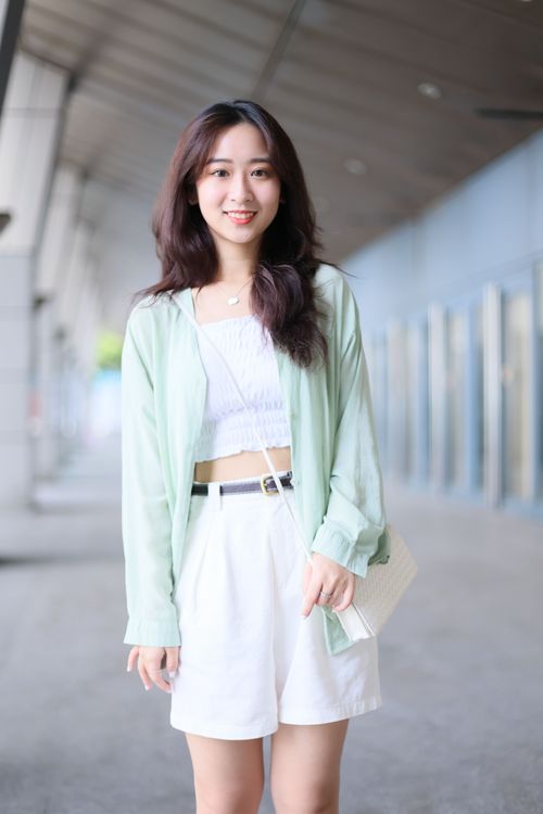 長相甜美的10，身著淡綠外衫更顯得她清新。鄭孟晃攝