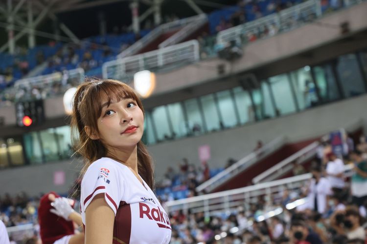 啦啦隊的工作非常辛苦。鄭孟晃攝