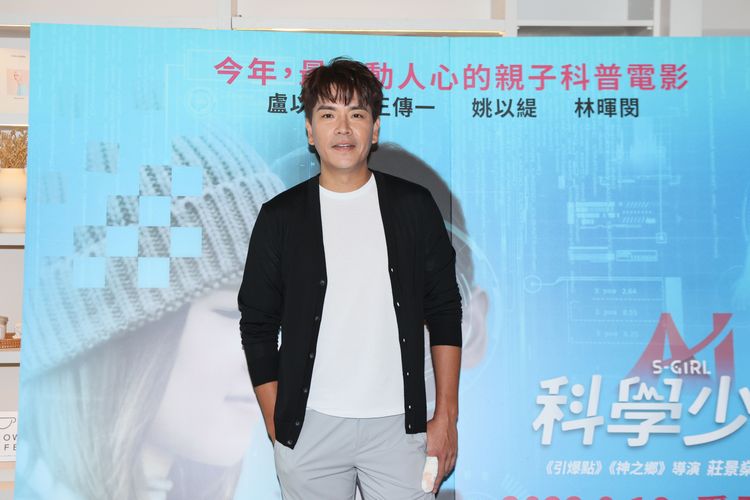 王傳一出席電影試片會，左手手指用繃帶包起來引起關注。鄭孟晃攝