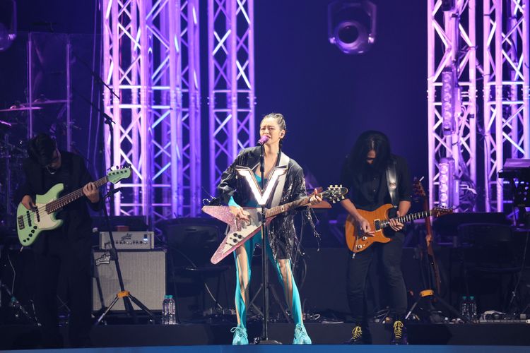 徐若瑄背起吉他自彈自唱。鄭孟晃攝