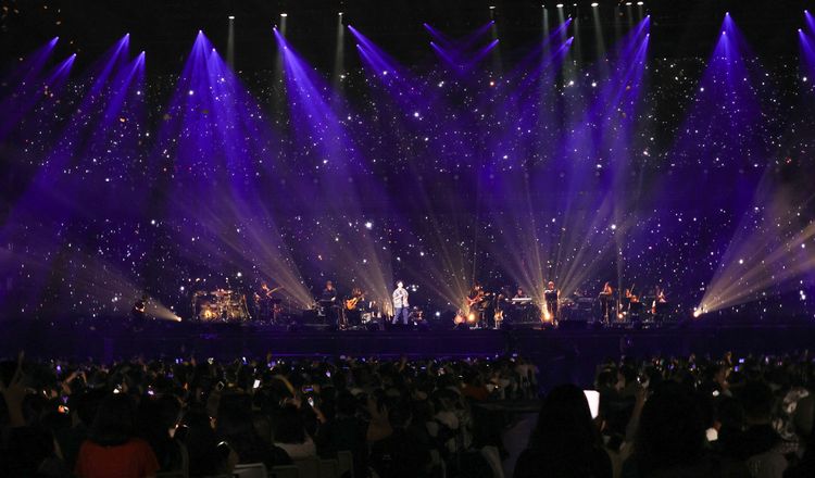 韋禮安帶來神曲《如果可以》的中日韓3種版本，上萬名觀眾開啟了手機，觀眾席成了光海，空中撒落下片片紙花，氣氛唯美動人。鄭孟晃攝