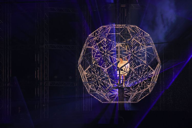 徐若瑄在大型雪球中演唱。鄭孟晃攝