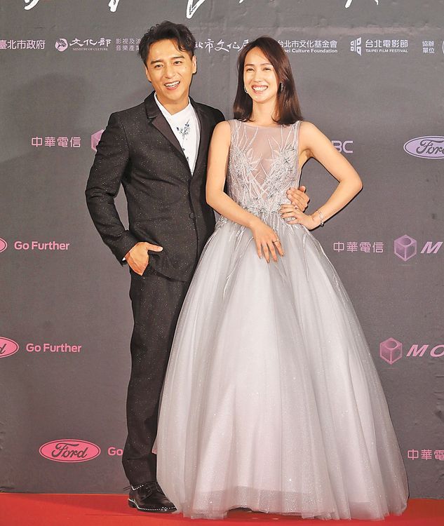 小薰（右）和鄭人碩相戀3年半。