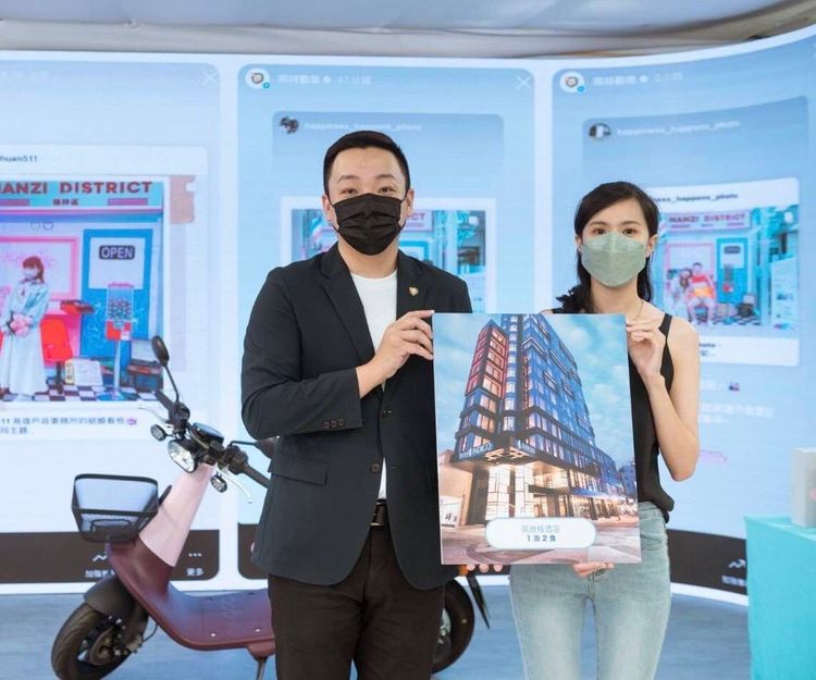 台灣設計展幸福拚貼創意，獨家限量結婚書約禮盒索取活動，更推出「IPHONE 13」以及「英迪格酒店1泊2食住宿卷」抽獎。青年局提供