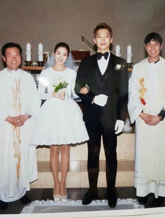 Rain（右二起）、金泰希2017年舉行簡單的教堂婚禮，沒有過度鋪張。翻攝naver