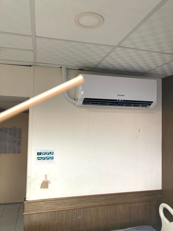 更衣室的冷氣上方曾被偷裝運動攝影機。民眾提供