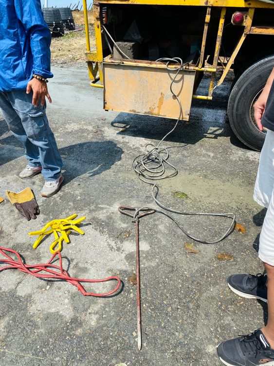 台電人員作業前，一定會插上接地線棒。王志弘攝