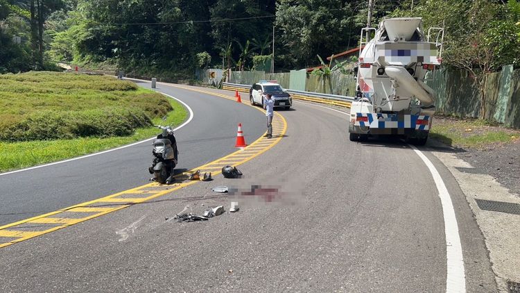 少女在彎道自摔後，滑至對向水泥預拌車底。民眾提供