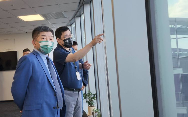 陳時中（左）今天和張國煒（右）見面。陳時中競辦提供