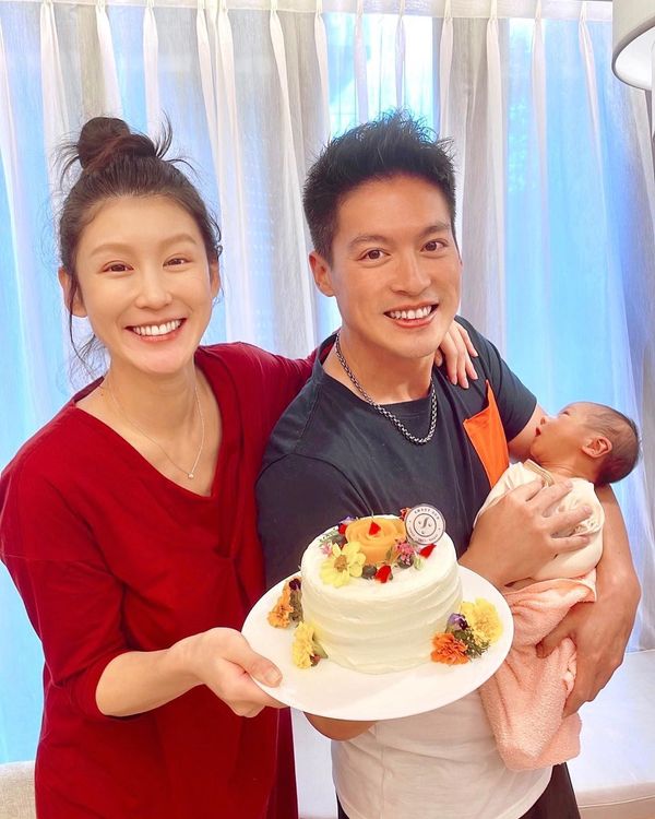 趙孟姿（左）與許孟哲慶祝二寶滿月。禧悅生產後護理之家提供