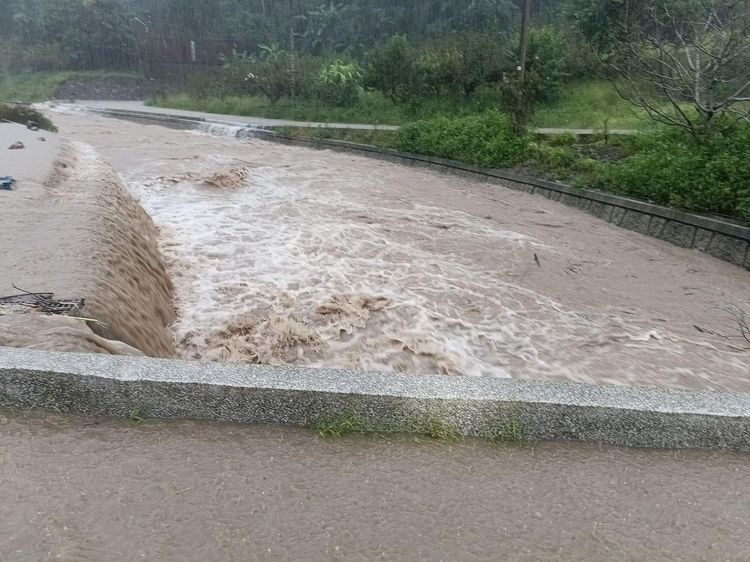 山區降起超大豪雨，宜蘭縣大同鄉多條溪流山洪爆發。縣府提供