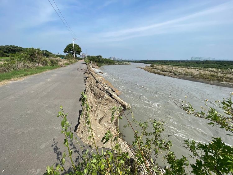 竹北市的「自立圳」幹線，遭河川暴漲溪水沖毀約100公尺、影響農地灌溉面積130多公頃。鄭朝方團隊提供
