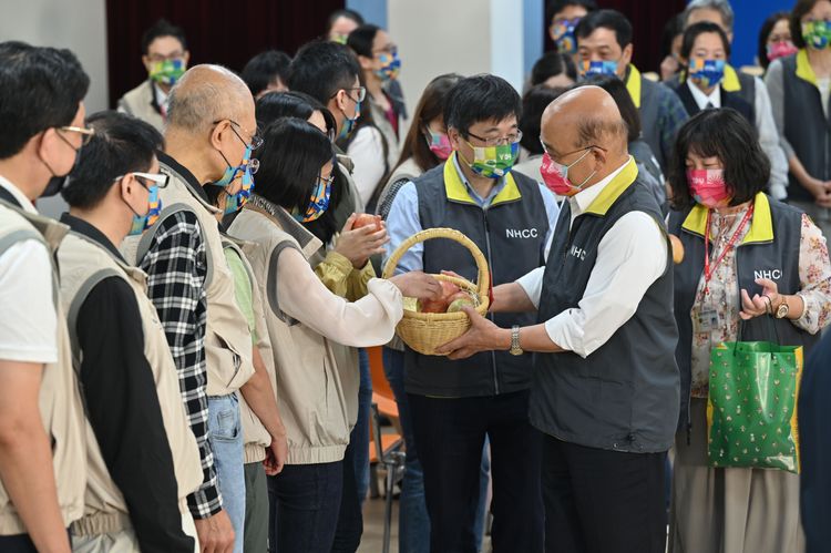 行政院長蘇貞昌送上蘋果給指揮中心防疫團隊，象徵「蘋安幸福」。指揮中心提供