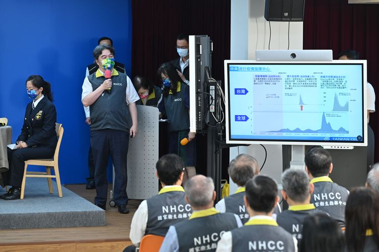 指揮官王必勝特別分享自己帶隊去武漢接回2架包機的小插曲。指揮中心提供