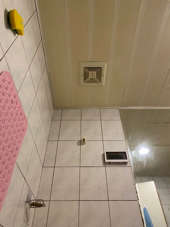 女網友抱怨通風管都是同一條，會被迫聞到菸味。翻攝爆怨公社