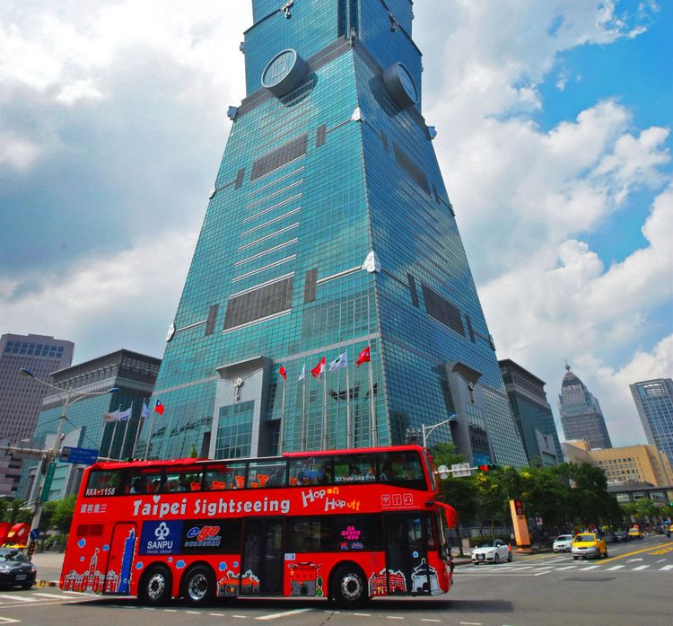 專案贈台北101觀景台門票與台北市雙層觀光巴士一日票。神旺提供