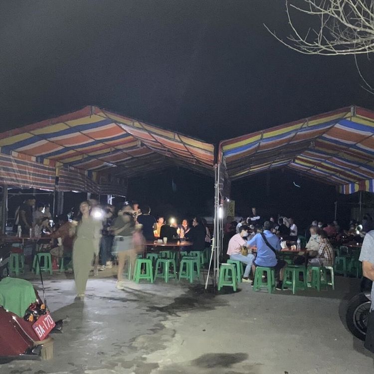 台東池上強震，花蓮富里鄉六十石山聯外道路因落石封閉，上百名遊客受困山區，當地業者免費提供餐食及住宿安置遊客。中央社