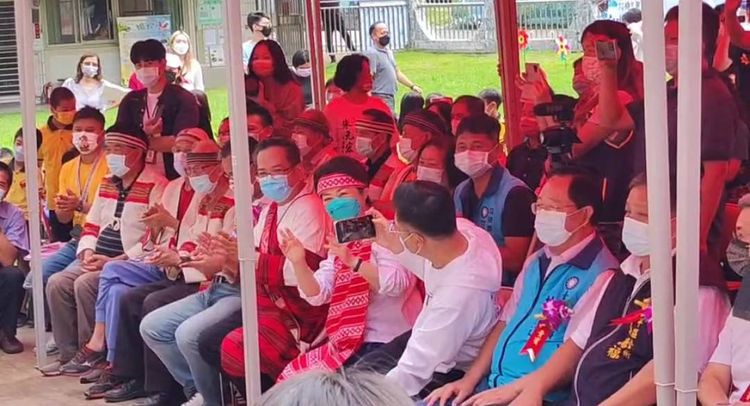 盧秀燕穿原民服飾出席德芙蘭國小更名揭牌，立委江啟臣幫她拍照。李陳信得攝