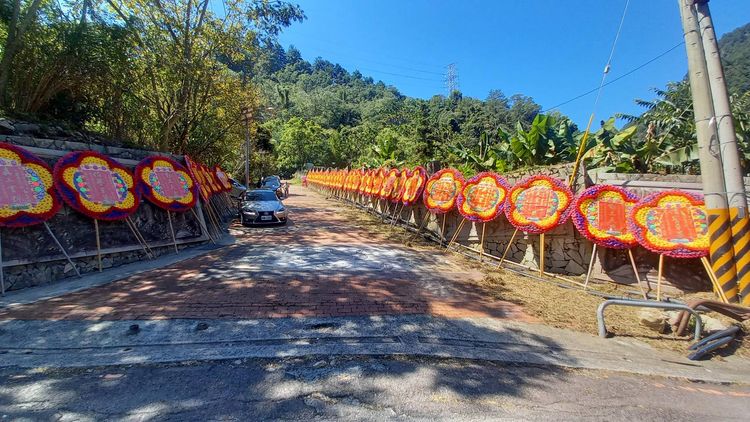 基地路口擺滿了各界送來的祝賀花圈。李陳信得攝