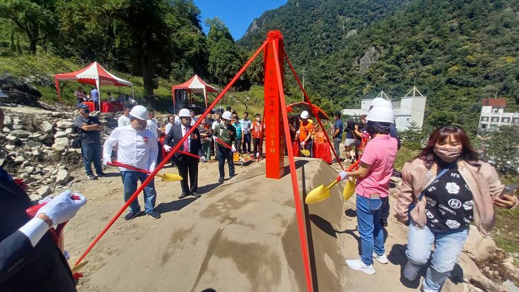 台中商旅將在谷關開設少爺溫泉行館，今上午舉行動土典禮。李陳信得攝