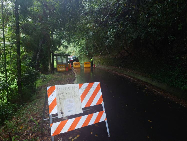 復興區華陵里光華聯絡道5公里處附近道路上方山坡地因屬易坍塌地區今傍晚管制人車通行。大溪警分局提供