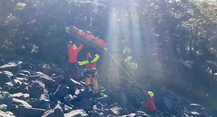 陳伯均遺體吊掛上直升機。讀者提供