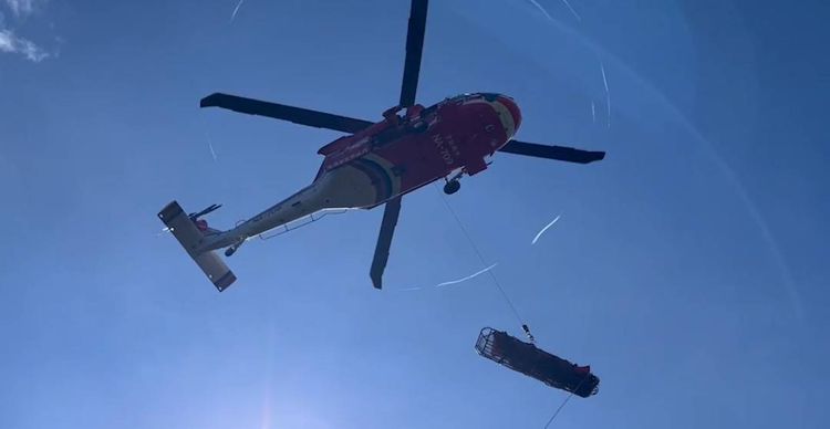 陳伯均法官在池有山墬崖罹難，今日空勤直升機將遺體吊掛至東勢河濱公園。民眾提供