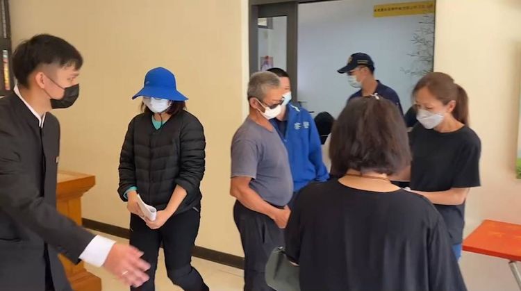 相驗完後，陳妻低調的離開。民眾提供