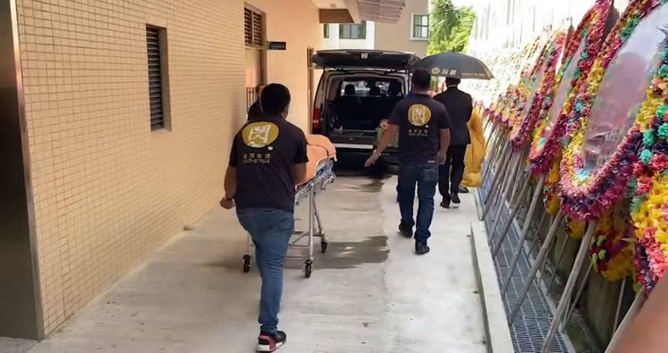 禮儀社人員將遺體推出上車後載運回北部。民眾提供