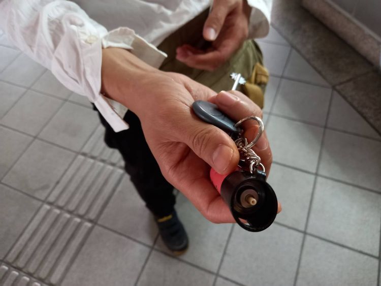 捷警找到林男，確認刺鼻氣味是防狼噴霧器造成。翻攝畫面