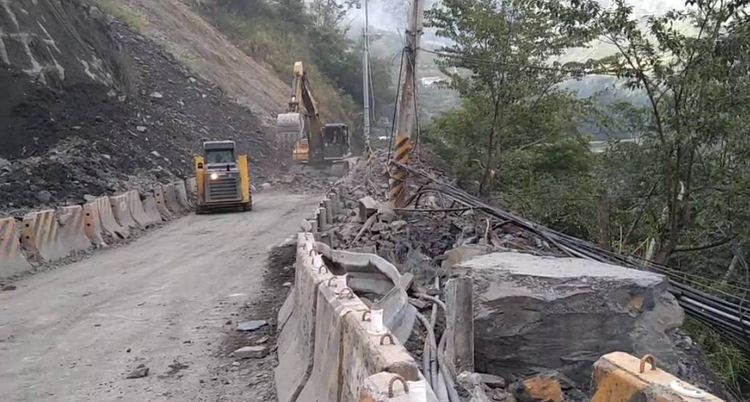 大型機具及鏟土機在現場清除路面土石。民眾提供