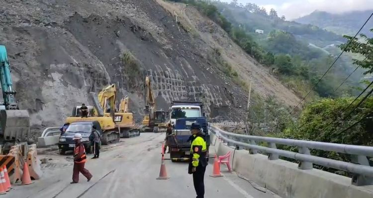 清晨搶修人員立即準備清坍，員警也在現場維護交通。民眾提供
