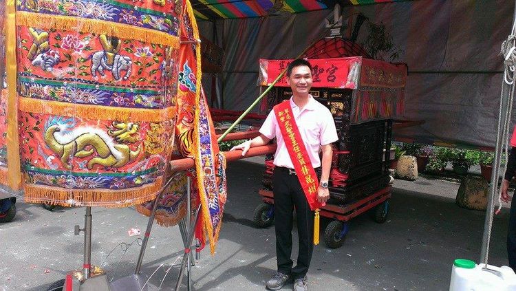 林昆熠為草屯農會理事長，曾任南投縣議員，目前又是地方宮廟幹部。翻攝林昆熠臉書