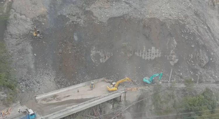 公路總局派出多輛大型機具搶修。民眾提供