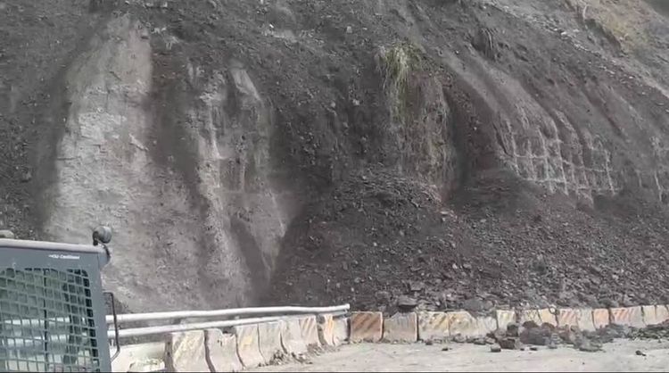 土石持續崩落，公路總局將封路搶修。民眾提供