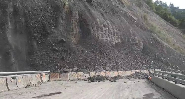 土石直接從上邊坡崩落。民眾提供