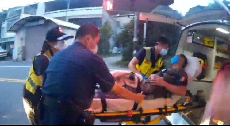 員警及報案人共同將黃男推上救護車送醫。民眾提供