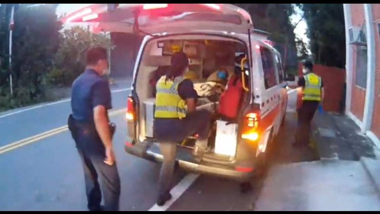 所幸報案人先開車上山載黃男下山交給救護人員送醫，所幸沒有生命危險。民眾提供