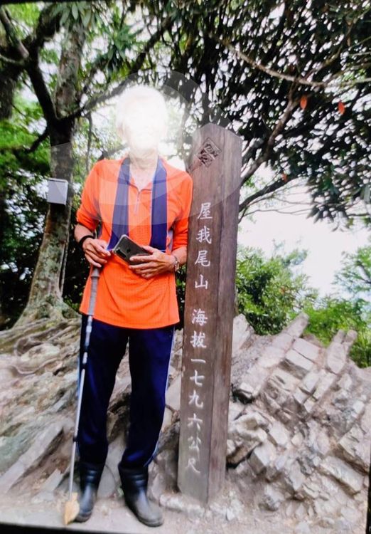 75歲的殷姓老翁也爬到三角點拍照。民眾提供