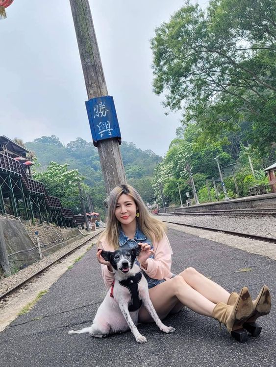 孟慶而形容把愛犬寵壞，讓牠做一隻隨心所欲的小狗。翻攝孟慶而臉書