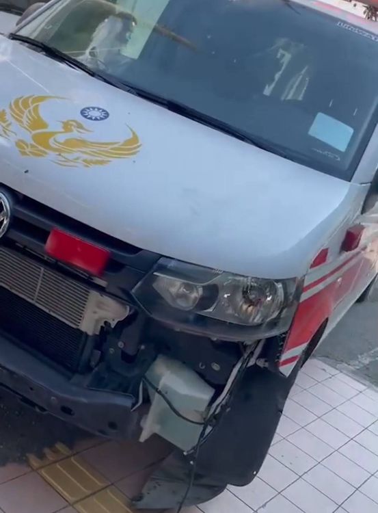 救護車車頭及保險桿受損脫落。民眾提供