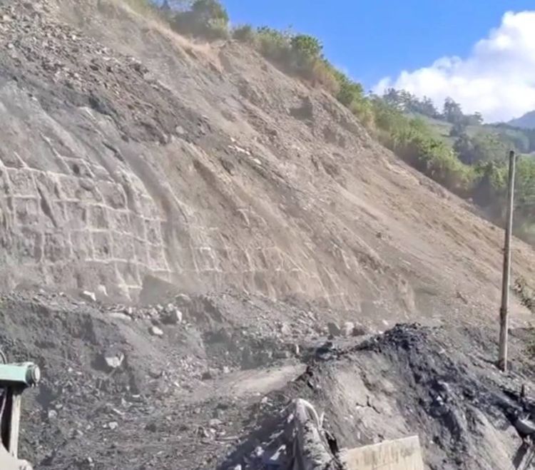 中橫77K靈甫橋大面積崩落。民眾提供