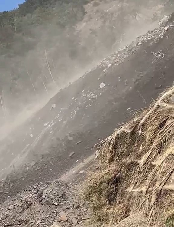 當時路段落石如雨下非常危險。民眾提供