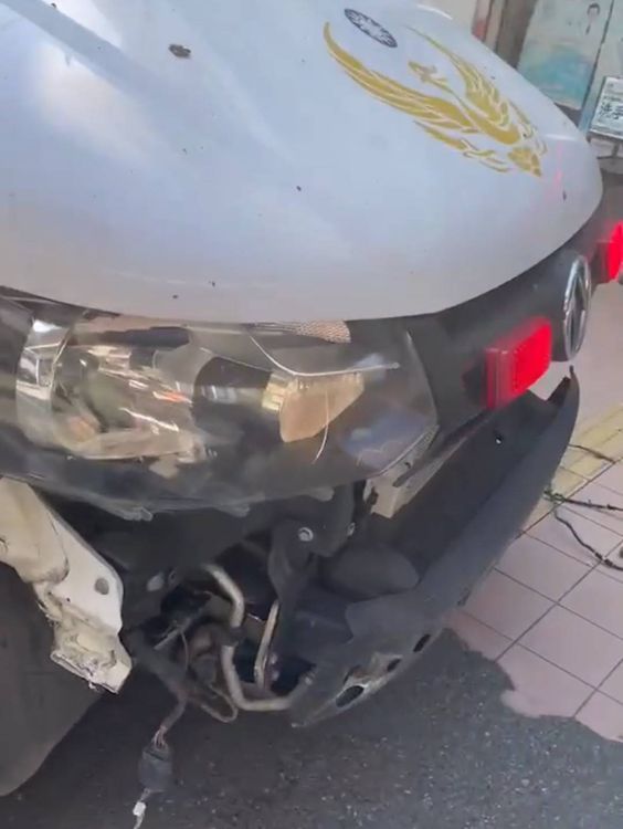 救護車頭及保險桿受損。民眾提供