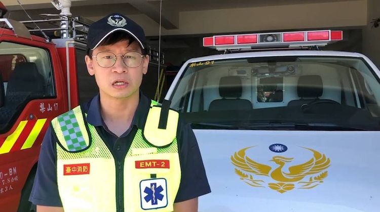 梨山分隊隊員許家赫表示，落石掉落砸到車後立即大喊轎車上人員快下車。民眾提供