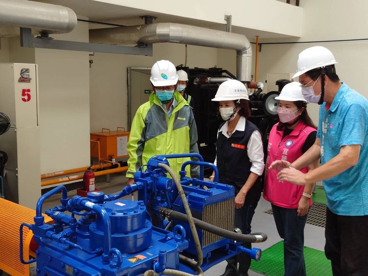 林姿妙前往平行抽水站視察，了解防災整備狀況。縣府提供