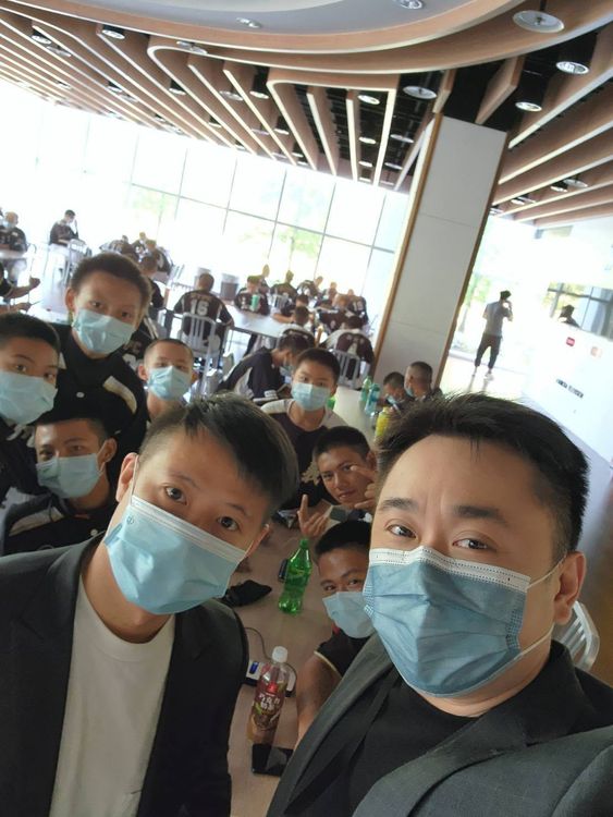 小彬彬和學生們互動熱絡。創動影視提供