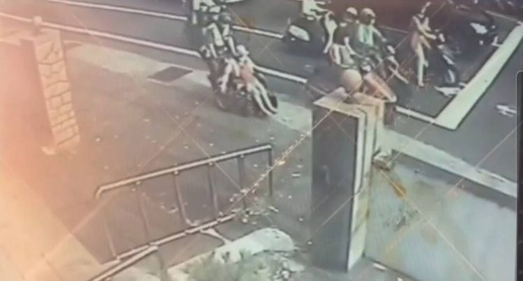 警員見老婦無力推輪椅，立即上前協助她並推她過馬路，並協助送醫。民眾提供